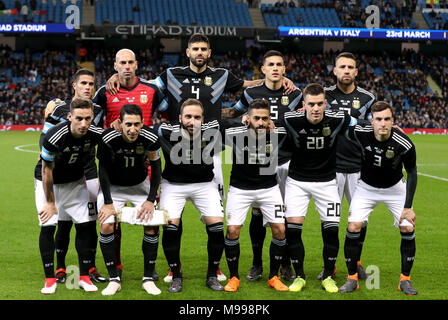 (Vorne von links nach rechts) der Argentinien Lucas Biglia, Angel Di Maria, Gonzalo Higuain, Manuel Lanzini, Giovani Lo Celso und Nicolas Tagliafico. (Zurück von links nach rechts) Fabricio Bustos, Willy Caballero, Federico Fazio, Leandro Paredes und Nicolas Otamendi während der internationalen Freundschaftsspiel am Eithad Stadion, Manchester. Stockfoto