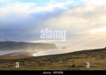 Dyrhólaey Strand Reynisfjara aus gesehen Stockfoto