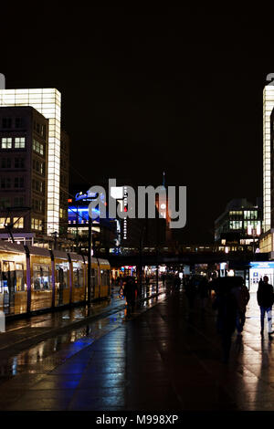 Berlin, Deutschland - Januar 03, 2018: Der Alexanderplatz in der Nacht im Regen mit dem Roten Rathaus im Hintergrund Am 03 Januar, 2018 in Berlin. Stockfoto