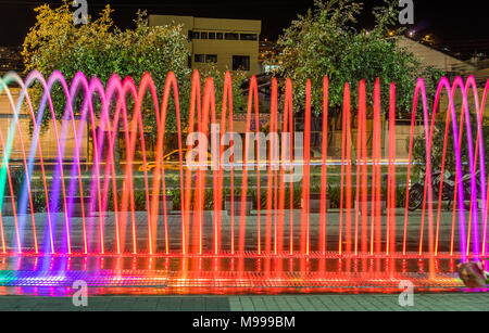 QUITO, Ecuador - 22. FEBRUAR 2018: Schöne im Blick auf bunte Wasser Unterhaltung Struktur Brunnen mit Gebäude hinter Stockfoto