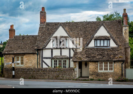 Half-Timbered und Stone Cottage Stil in Lacock, Wiltshire, England, Großbritannien Stockfoto