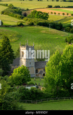 Blick über 15. Jahrhundert St. Andreas Kirche, Naunton, Gloucestershire, England Stockfoto