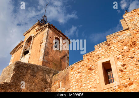 Am frühen Morgensonnenlicht auf die Kirche Turm Saint-Michel, Roussillon, Luberon, Provence Frankreich Stockfoto