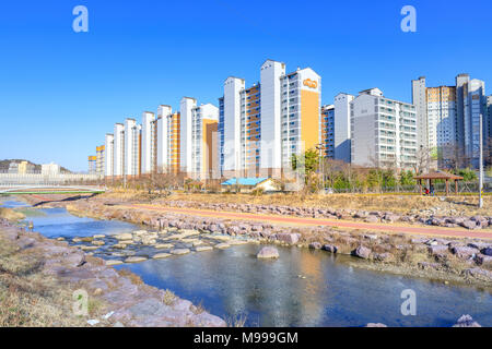 Jangyu, Südkorea - 13. März 2018: High Rise residential Apartment Gebäude im Süden der Provinz Gyeongsang Jangyu, Stockfoto