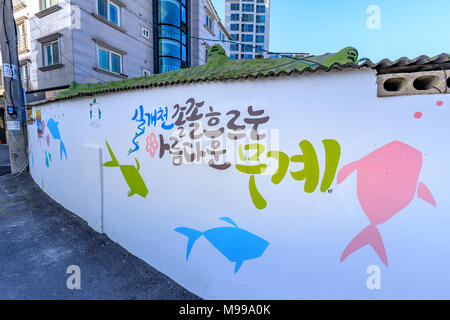 Jangyu, Südkorea - 13. März 2018: bemalte Wand und Graffiti Kunst in der Straße der Jangyu, Gimhae Stadt Stockfoto