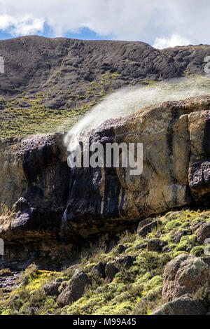 Starke Winde wehen Wasserfall bergauf; in der Nähe von Torres del Paine Nationalpark, Chile Stockfoto