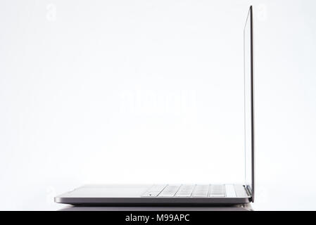 Seitenansicht des modernen Laptop isoliert auf weißem Hintergrund Stockfoto