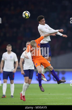 Niederlande" Donny van de Beek (links) und England's Dele Alli Kampf um den Ball während der internationalen Freundschaftsspiel in der Amsterdam ArenA. Stockfoto