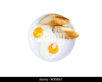 Spiegeleier mit Baguette Scheiben im weißen Platten Draufsicht isoliert auf weißem Stockfoto