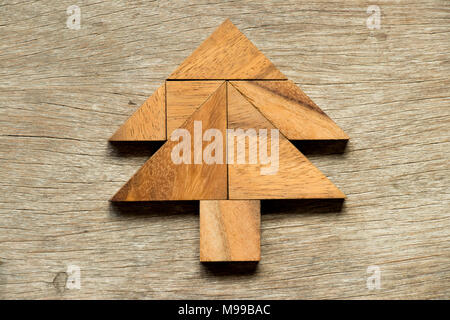 Tangram Puzzle in Weihnachtsbaum Form auf Holz Hintergrund Stockfoto