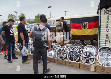 Nonthaburi, Thailand - 10. März 2018: VW Transporter Eigentümer verkaufen VW Räder und Teile der Volkswagen Club Meeting am Parkplatz der Robinson Department Store Stockfoto