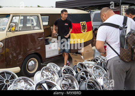 Nonthaburi, Thailand - 10. März 2018: VW Transporter Eigentümer verkaufen VW Räder und Teile der Volkswagen Club Meeting am Parkplatz der Robinson Department Store Stockfoto