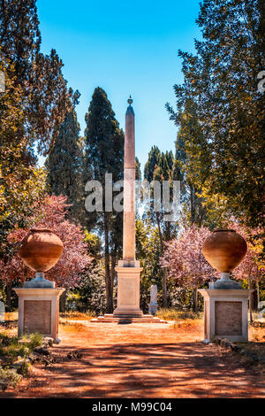 Die Villa Celimontana Obelisk aus dem Tempel von Ra in Heliopolis auf der Celian Hill von Rom durch Urnen und verschiedenen Bäumen des Gartens flankiert Stockfoto