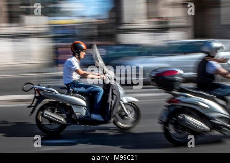 Motorradfahrer Beschleunigung entlang stark befahrener Straße in Rom gefangen Geschwindigkeit und Action und abstrakten Hintergrund zu zeigen Stockfoto