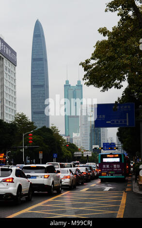 Verkehr an der Shennan Road mit der KK 100 Hochhaus im Hintergrund. Stockfoto