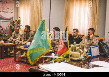 Us-Marines Colonel Edward J. Healey, Senior Marine advisor mit der afghanischen nationalen Armee 215 Corps (links), Oberst Christopher J. Douglas, Senior Marine advisor mit der 505Th Zone der afghanischen nationalen Polizei, (Mitte), und Brig. Gen. Benjamin T. Watson, Kommandierender General (rechts) von der Task Force Südwesten (TFSW), hören bei Bost Flugplatz, Afghanistan, Jan. 25, 2018 zu führenden Persönlichkeiten aus der afghanischen nationalen Verteidigungs- und Sicherheitskräfte (ANDSF). Top Berater aus TFSW und führenden Persönlichkeiten aus dem ANDSF kamen zusammen, um zu diskutieren, zu Aktionen für den Betrieb Maiwand 11. Sie erörterten ferner die vorläufige Sicherheit Stockfoto