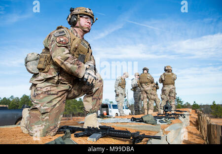 Us Air Force Piloten der 1. und 4. der Bekämpfung der Kamera Squadron, Joint Base Charleston, South Carolina, Praxis Feuerwaffe Taktik während der Übung Scorpion Objektiv Feb 8, 2018 at McCrady Training Center, der Eastover, S.C. Übung Scorpion Linse ist eine jährliche Fähigkeit zu Überleben und Betreiben Training durch die Air Force Combat Kamera job Qualifizierung Standards beauftragt. Gehalten an der United States Army Training Center Fort Jackson, S.C., und die McCrady Training Center, der Zweck der Übung ist eine Auffrischungsschulung kamera Personal zur Bekämpfung zur Verfügung zu stellen. Personen sind in den Bereichen angewiesen Stockfoto