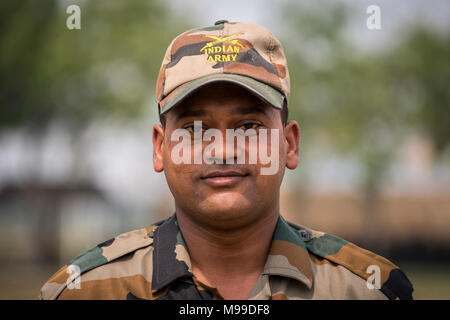 Indische Armee Lance Havildar Lilish Sen, ein Eingeborener von Raipur, Chhattisgarh, Indien, ist ein Kampf Ingenieur Ausbilder mit der Bombay Sappers und arbeitet neben der Royal Thai Air Force, US Air Force, und malaysischen Armee einer Schule in Unterstützung der Übung Cobra Gold 2018 Bankhaotien Schule in Lopburi, Königreich Thailand, Feb 9, 2018 zu konstruieren. "Sie arbeiten immer während der Wiedergabe des Songs. Sie werden beispielsweise spielen Englisch Hollywood Songs und die Arbeiten werden fortgesetzt. So ein Tag, unser Freund hatte Alex ein Bluetooth Lautsprecher, und zogen wir unsere mobile und spielte einige unserer indischen Song Stockfoto