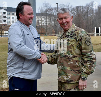 Rob Cooper, der Haupttrainer für die Penn State Baseball Team, schüttelt Hände mit Brig. Gen. James Bonner, der Kommandant der 20. Chemische, biologische, nukleare, radiologische, Sprengstoffe (CBRNE) Befehl ihm für seine Ausführungen danken. Der trainerstab der Nittany Lions Baseball Team bat Bonner auf Führung als das Team Ripken Stadium in Aberdeen, Md., zu sprechen Feb 10. Stockfoto