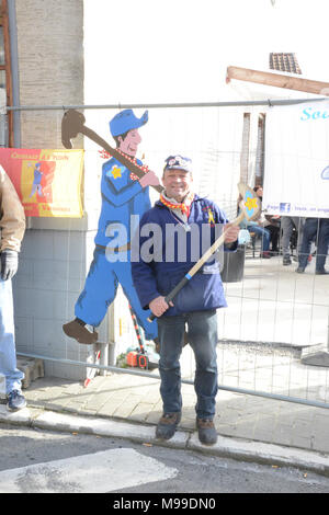 Patrick Smet, Angestellter bei der US-Army Garrisons Benelux Installation Access Control Office, dient als Verbindung zwischen den USA und Mitglieder der Gemeinschaft und der lokalen Behörden, die in einem traditionellen Fest "Crossage" in Chièvres, Belgien, 14.02.2018, teilnehmen. Die jährliche Veranstaltung, benannt nach dem Golf - wie, mittelalterliche Sport, erfolgt am Tag nach Karneval. Spieler Antrieb eine Eiche Kugel namens "chôlette" mit einem hölzernen Club oder "rabot" in Metall Fässer bis um Stadt gesetzt. (U.S. Armee Stockfoto