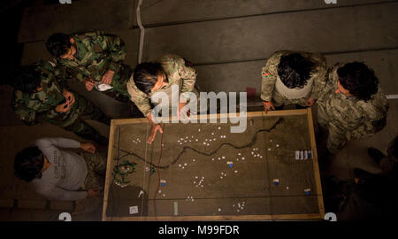 Afghanische Kandak 8 Special Operations Kommandos für zukünftige Missionen in der Provinz Kapisa vorbereiten, Afghanistan, Jan. 21, 2018. 8 SOK hält anhaltenden Druck auf die Taliban, die Durchführung von nächtlichen Razzien und verlängerte Verrechnungsverkehr Taliban safe haven in der Provinz zu verweigern. (U.S. Air Force Stockfoto