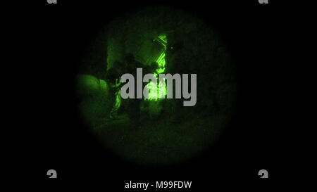 Afghanische Kandak 8 Special Operations Kommandos, die Durchführung von Missionen zu besiegen und Taliban-kämpfer in der Provinz Kapisa verschlechtern, Afghanistan, Jan. 21, 2018. 8 SOK hält anhaltenden Druck auf die Taliban, die Durchführung von nächtlichen Razzien und verlängerte Verrechnungsverkehr Taliban safe haven in der Provinz zu verweigern. (U.S. Air Force Stockfoto