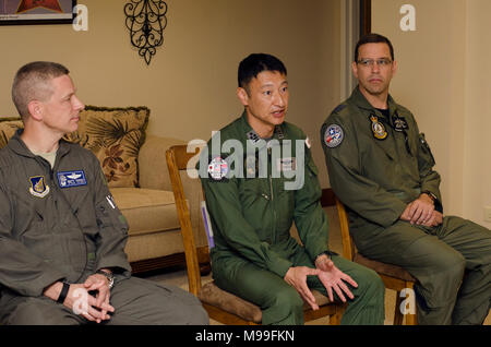 ANDERSON AIR FORCE BASE, Guam (Feb. 21, 2018) - Von links, US Air Force Colonel Britt Hurst, USA Cope North Übung Director, Japan Air Verteidigung-kraft Oberst Kensuke Onishi, Japanisch Cope North Übung Direktor, und der Royal Australian Air Force Gruppe Kapitän Ben Sleeman, Australische Cope North Übung Direktor, beantworten Fragen während einer Pressekonferenz bei Andersen Terminal, 24.02.21. Cope North verbessert die multilateralen Flugbetrieb zwischen Nationen. Diese Jahre Übung mehr als 2.000 US-Truppen mit mehr als 800 japanischen und australischen Truppen, und mehr als 100 Flugzeuge aus 21 Einheit zusammengefasst Stockfoto