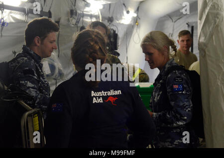 ROTA, Nördliche Marianen (Feb. 21, 2018) - der Royal Australian Air Force service Mitglieder und eine Australische Hilfe Mitarbeiter Schulungen im medizinischen Zelt in Rota, 24.02.21. Cope North verbessert die multilateralen Flugbetrieb zwischen Nationen. Diese Jahre Übung mehr als 2.000 US-Truppen mit mehr als 800 japanischen und australischen Truppen, und mehr als 100 Flugzeuge aus 21 Einheiten, die Ausbildung für die humanitäre Hilfe und Katastrophenhilfe Missionen kombiniert. (U.S. Marine Stockfoto