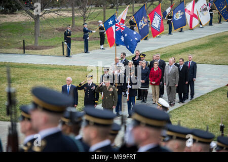 (Vordere Reihe) der australische Premierminister Malcolm Turnbull (links) begleitet wird von Generalmajor Michael Howard (Mitte), Kommandierender General, Joint Force Headquarters - National Capital Region und US Army Military District von Washington; und Vorsitzende des Generalstabs, General Joseph Dunford (rechts), während eines bewaffneten Kräfte die volle ehrt Wreath-Laying Zeremonie auf dem Arlington National Cemetery, Arlington, Virginia, Feb 22, 2018. Turnbull mit Arlington National Cemetery Senior Leadership, das Denkmal Amphitheater Anzeige Zimmer tourte, und legte einen Kranz am Grabmal des Unbekannten Soldaten als Stockfoto