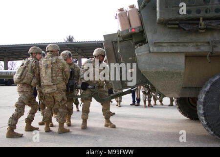 Ein howitzer Crew von Archer Batterie, Field Artillery Squadron, 2d-Cavalry Regiment, demonstrieren, wie schwerfällig Der tow Gerät ist für einen M777 Haubitze Haken bis zu einer Stryker Fahrzeug zu bekämpfen. Die Crew Feedback gegeben, wie ein Stryker müssten geändert werden, ein howitzer Crew und ihrer Ausrüstung während einer Mission zu erfüllen. ( Stockfoto