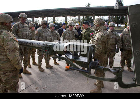 Brig. Gen. Michel-Henri St. Louis (Kanada), Stellvertretenden Kommandierenden General für den Betrieb von I Korps am Joint Base Lewis-McChord, Washington spricht mit Personal. Sgt. Colt Dietrich, eine haubitze Section Chief, Archer Batterie, Field Artillery Squadron, 2d-Cavalry Regiment zugeordnet, darüber, wie gut ein Stryker bekämpfen Fahrzeug schleppt ein M777 Haubitze. Dietrich Feedback gegeben, wie ein Stryker müssten geändert werden, ein howitzer Crew und ihrer Ausrüstung während einer Mission zu erfüllen. Die Präsentation fand am Februar 22, 2018 an das FA Elektromotor-pool. ( Stockfoto