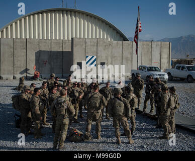 Us Air Force pararescuemen, die 83Rd Expeditionary Rescue Squadron zugeordnet, kurze US-Soldaten aus der Luftfahrt Eingreiftruppe, Task Force Schläger am Flughafen Bagram, Afghanistan, Jan. 22, 2018. Die Mannschaften auf Insertion und Patrouillieren geschultes Personal recovery Missionen im Kampf Umgebungen in ganz Afghanistan vorzubereiten. (U.S. Air Force Stockfoto