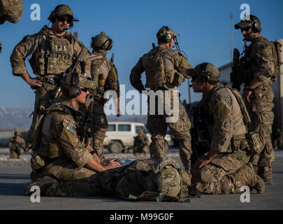 Us Air Force pararescuemen, die 83Rd Expeditionary Rescue Squadron zugeordnet, behandeln einen simulierten verletzten Soldaten am Flughafen Bagram, Afghanistan, Jan. 22, 2018. Pararescuemen ausgebildet, mit Soldaten aus der Luftfahrt Eingreiftruppe, Task Force Schläger für Personal recovery Missionen im Kampf Umgebungen zu erstellen. (U.S. Air Force Stockfoto