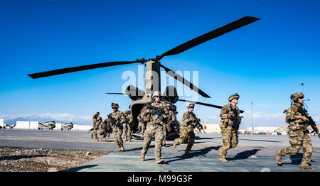 Die Mitglieder der U.S. Army Aviation Eingreiftruppe, Task Force Schläger aus einer CH-47 Chinook auf der Flightline am Flughafen Bagram, Afghanistan, Jan. 22, 2018. Die Soldaten arbeiteten mit US Air Force pararescuemen, die 83Rd Expeditionary Rescue Squadron zugeordnet, Integration und medizinische Ausbildung zu führen. (U.S. Air Force Stockfoto