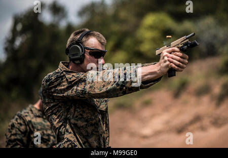 Us Marine Corps Cpl. Charles Schilde, 3 Reconnaissance Bataillon, 3d Marine Division von Atlanta, Ga, Brände M Pistole 1911 an Zielen während der Live-Fire Training in Sattahip, Provinz Chonburi, Thailand, Jan. 22, 2018. Die US-Marines navigiert verschiedene Kurse mit Royal Thai und Republik Korea Marines ihre schießkünste während der Übung Cobra Gold 2018. Cobra Gold 18 ist eine jährliche Übung im Königreich Thailand durchgeführt wurde von Feb.13-23 mit sieben voll teilnehmenden Nationen. ( Stockfoto