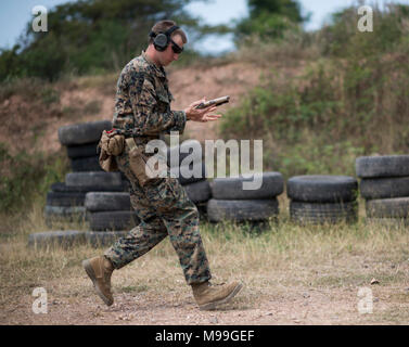 Us Marine Corps Cpl. Charles Schilde, 3 Reconnaissance Bataillon, 3d Marine Division von Atlanta, Ga, Brände M Pistole 1911 an Zielen während der Live-Fire Training in Sattahip, Provinz Chonburi, Thailand, Jan. 22, 2018. Die US-Marines navigiert verschiedene Kurse mit Royal Thai und Republik Korea Marines ihre schießkünste während der Übung Cobra Gold 2018. Cobra Gold 18 ist eine jährliche Übung im Königreich Thailand durchgeführt wurde von Feb.13-23 mit sieben voll teilnehmenden Nationen. ( Stockfoto