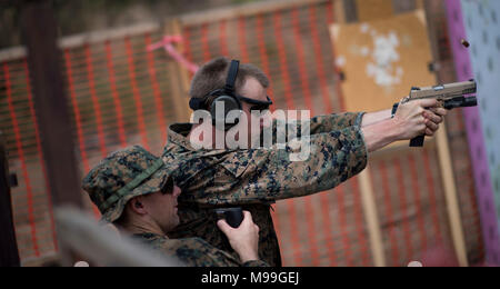 Us Marine Corps Cpl. Charles Schilde, 3 Reconnaissance Bataillon, 3d Marine Division von Atlanta, Ga, Brände M Pistole 1911 an Zielen während der Live-Fire Training in Sattahip, Provinz Chonburi, Thailand, Jan. 22, 2018. Die US-Marines navigiert verschiedene Kurse mit Royal Thai und Republik Korea Marines ihre schießkünste während der Übung Cobra Gold 2018. Cobra Gold 18 ist eine jährliche Übung im Königreich Thailand durchgeführt wurde von Feb.13-23 mit sieben voll teilnehmenden Nationen. ( Stockfoto