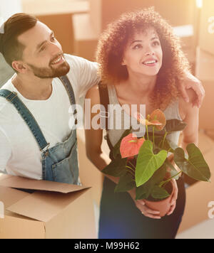 Schöne junge Paar Kisten in ein neues Zuhause. Stockfoto