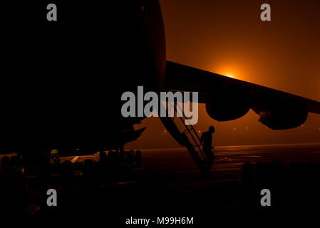 Ein US Air Force Airman ab der 22 Airlift Squadron entlastet von einer C-5 M Super Galaxy Flugzeug während einer Tuskegee Airmen Erbe Flug bei Killeen-Fort Haube Regional Airport, Texas, Feb 23, 2018. Der Flug bestand aus ein ganz Schwarzes C-5 M Crew, die Mission, die stolz auf ihr Erbe angezeigt und stellten ihre Fähigkeit schnelle globale Mobilität in der heutigen Air Force, indem sie die US-Armee Ausrüstung und Passagiere in Afghanistan Verhalten durchgeführt. Stockfoto