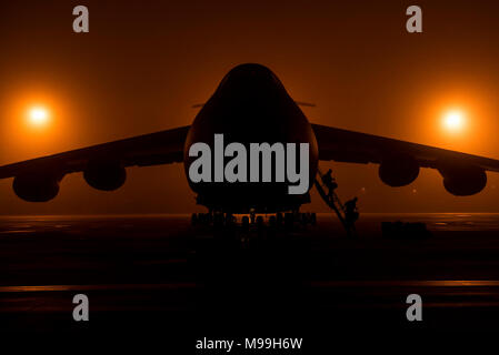 Us Air Force Piloten vom 22 Airlift Squadron Offload von einem C-5 M Super Galaxy Flugzeug während einer Tuskegee Airmen Erbe Flug bei Killeen-Fort Haube Regional Airport, Texas, Feb 23, 2018. Der Flug bestand aus einem schwarzen C-5 M Crew, dass die Mission abgeschlossen, die stolz auf ihr Erbe und ihre Fähigkeit, schnelle globale Mobilität in der heutigen Air Force zu leiten durch die US-Armee Ausrüstung und Passagiere auf den zentralen Befehl Verantwortungsbereich. Stockfoto