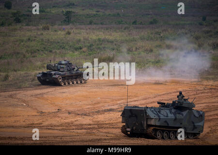 Ein Royal Thai M60 A1 Kampfpanzer Brände während einer kombinierten Waffen live Fire Training als Teil der Übung Cobra Gold 18, Ban Chan Krem, Thailand, Jan. 23, 2018. Cobra Gold 18 ist eine jährliche Übung im Königreich Thailand durchgeführt und läuft vom 13-23 Februar mit sieben voll teilnehmenden Nationen. (U.S. Marine Corps Stockfoto