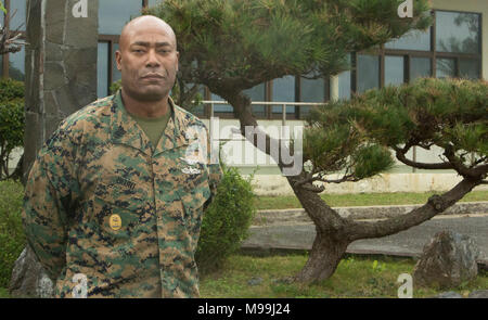 Command Master Chief Curtis Blunt, 1. Marine Flugzeugflügel, ist ein 30-jähriger Veteran der US Navy. Stumpfe hält eine Position im 1. MAW, die es ihm ermöglicht, die Matrosen und Marines zu stark unter ihn beeinflussen. "Was mich mehr als alles andere ist, weiß ich, dass ich Positiv kann das Leben der Menschen auswirken", sagte Stumpf. Stumpf ist ein Eingeborener von Chickasha, Oklahoma. Stockfoto