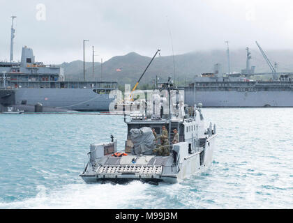 Segler von Coastal Riverine Squadron (CRS) 4, Det zugeordnet. Guam transit Apra Harbor an Bord eines Mark VI patrouillenboot vor der Durchführung einer gemeinsamen Suche und Rettung Übung mit der "Insel der Ritter" Hubschrauber Meer Combat Squadron (HSC) 25 und der U.S. Coast Guard Sektor Guam, 24.02.23. CRS-4, an die in den Küstenzonen Riverine Gruppe 1, Det zugeordnet. Guam, ist in der Lage, leitende Maritime Security Operations in das gesamte Spektrum der Naval, Joint und Combined Operations. Es bietet auch zusätzliche Funktionen von Port Security, Sicherheit und Theater Security Operations rund um die US-Flotte Bereich 7. Stockfoto