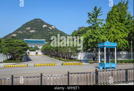 Seoul, Südkorea. Oktober 2012: Polizei bewachen den Eingang und Bestellungen der Verkehr in der Nähe der Residenz des Präsidenten auch als das Blaue Haus bekannt Stockfoto