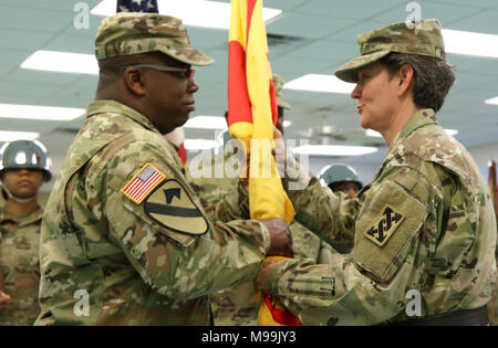 Von links, U.S. Army Colonel Jeff C. Rektor übernimmt das Kommando der 642 . Regionale Unterstützung der Gruppe durch die Fahne der Einheit aus Brig. Gen. Deborah L. Kotulich, Kommandierender General des 143 Sustainment Command (Auslandseinsätze) während einer Zeremonie Feb.25, 2018 in Decatur, Ga. Die 642 . regionalen Support Group überwacht mehrere tausend Armee-reserve Soldaten in 28 untergeordneten Einheiten in den südöstlichen Vereinigten Staaten - einschließlich Georgia, Alabama, Florida und South Carolina. (U.S. Armee Stockfoto