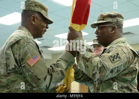 Von rechts, U.S. Army Colonel Jeff C. Rektor, der neue Kommandant der 642 . Region Support Group, Hände die Einheit Flagge zu Command Sgt. Maj. Earl E. Lee bei einem Befehl Zeremonie Feb.25, 2018 in Decatur, Ga. Die 642 . Regionale Unterstützung der Gruppe mehrere tausend Armee-reserve Soldaten in 28 untergeordneten Einheiten überwacht in den südöstlichen Vereinigten Staaten - einschließlich Georgia, Alabama, Florida und South Carolina. (U.S. Armee Stockfoto