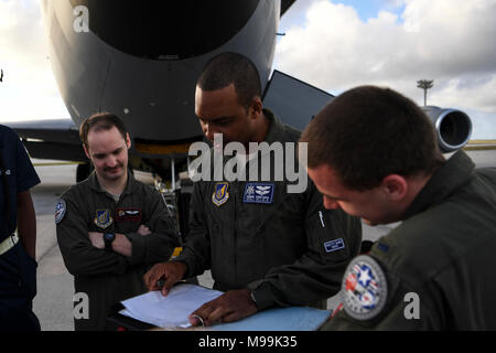 (Von links nach rechts) der US Air Force Senior Airman Payten Olson, 909 . Air Refuelling Squadron (ARS) Boom Operator, US Air Force Captain Edwin Ventura, 909 . ARS Flug Commander und US Air Force 1 Leutnant Nikolaus Ostern, 909 . ARS Pilot, führen Sie eine Mission kurz vor dem Einsteigen für eine Betankung Mission während der Übung bewältigen NORD 18 bei Andersen Air Force Base, Guam, 24.02.26. CN18 ist ein Pacific Air Forces gesponserten tri-laterale Bereich Training (Ftx), Synergien zu entwickeln und die Interoperabilität der US Air Forces erhöhen, Royal Australian Air Force (RAAF) und die Koku Jieitai (Japanische Stockfoto