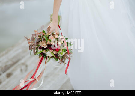 Braut Holding wedding bouquet auf Hochzeit Zeremonie. Stockfoto