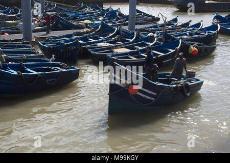 Blau lokalen offenen einzigen bemannten Fischerboote fest zusammen im Hafen festgemacht. Boot unterwegs zu verankern. Stockfoto