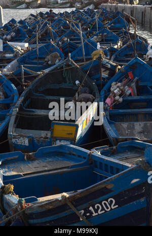 Blau lokalen offenen einzigen bemannten Fischerboote fest zusammen im Hafen festgemacht. Stockfoto